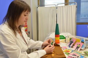 La Terapeuta ocupacional realiza actividades de atención temprana con niños como el retraso psicomotriz. 